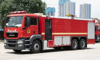 пожарного автомобиля MAN Heavy Duty с 4200 галлонами воды и 6 пожарными