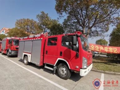 Isuzu Chassis 4x2 Drive Commercial Fire Engine equipped with Pump Flow Rate 30 L/s