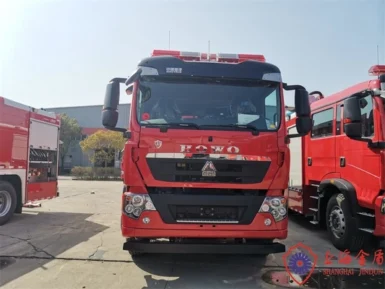 Light Duty 4??2 Drive 8000L Foam Fire Fighting Truck With Manual Fire Monitor