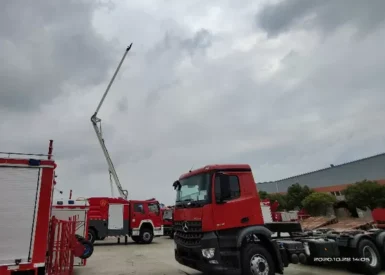 25 Meter Height 6??4 Drive Water Tower Fire Truck with Shock Reducing Rubber