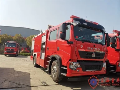 206kw 4x2 Kendaraan Penyelamatan Kebakaran Air Foam Kabin Panjang Dengan Tender 8000kg