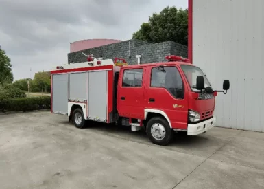 191HP 3500 Liter Kendaraan Pemadam Kebakaran Foam dengan Kabin Enam Kursi 24L/s Monitor