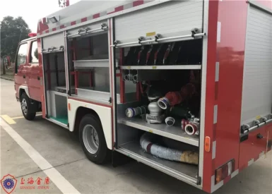 2000L Water Pumper Water Tanker Fire Trucks With 5 Seats and Strobe Lights