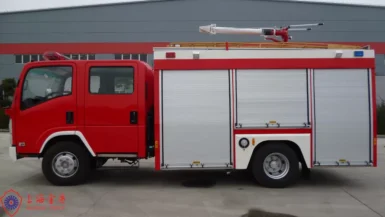 Truk Pemadam Kebakaran Busa Kapasitas Tangki 135kw 3500L Jangkauan Lempar Pemadam Kebakaran Lebih dari 50 Meter