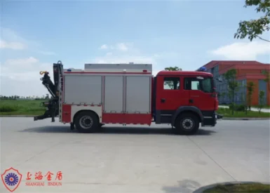213kw Six Seats Emergency Rescue Vehicle Equipped Rescue Crane on Rear