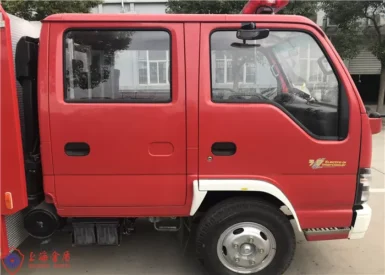 4x2 Drive Water Cooling Fire Service Truck Max Speed 105km/H Two Rows Cabin
