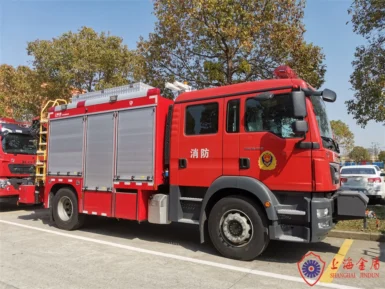 4x2 Drive 213kw Emergency Rescue Fire Truck Equipped 100 Pieces Salvage Tools