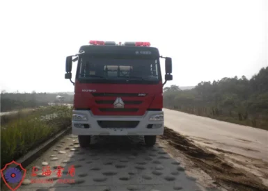 Red Painting 6x4 Drive Fire Fighting Truck With 100W Alarm Control System