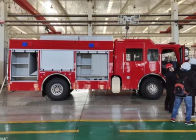 6 Seats 4x2 Drive Rescue Foam Fire Truck With Two Years Warranty Period