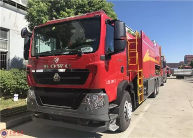 Powerful Two Seats Commercial Water Pumper Fire Truck 6*4 Drive with Rescue Crane