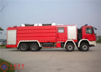 440KW 8??4 Drive Heavy Duty Fire Trucks with Separate Crew Room Six Seats