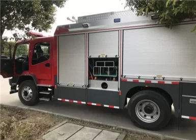 Four Cylinder Water Cooled 139kw 189hp Heavy Rescue Fire Truck 110Km/H